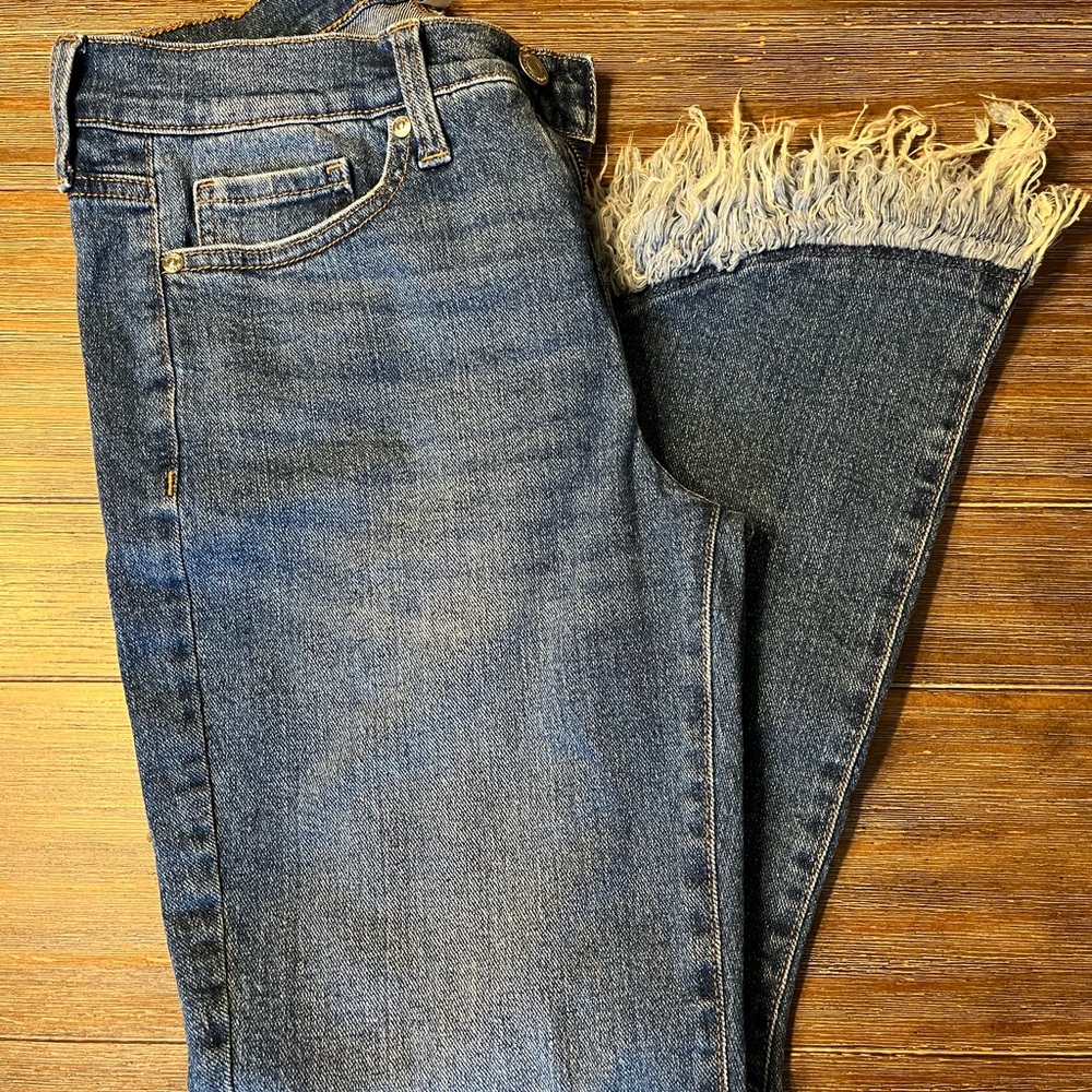 Sofia cropped jeans with frayed hem.